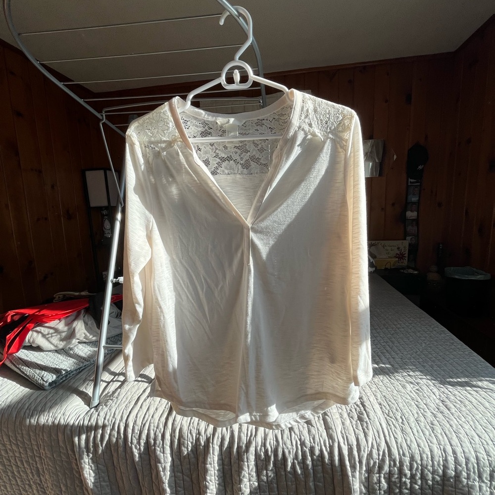 H&M Women’s Size Small 3/4 length sleeve shirt. Off White Color